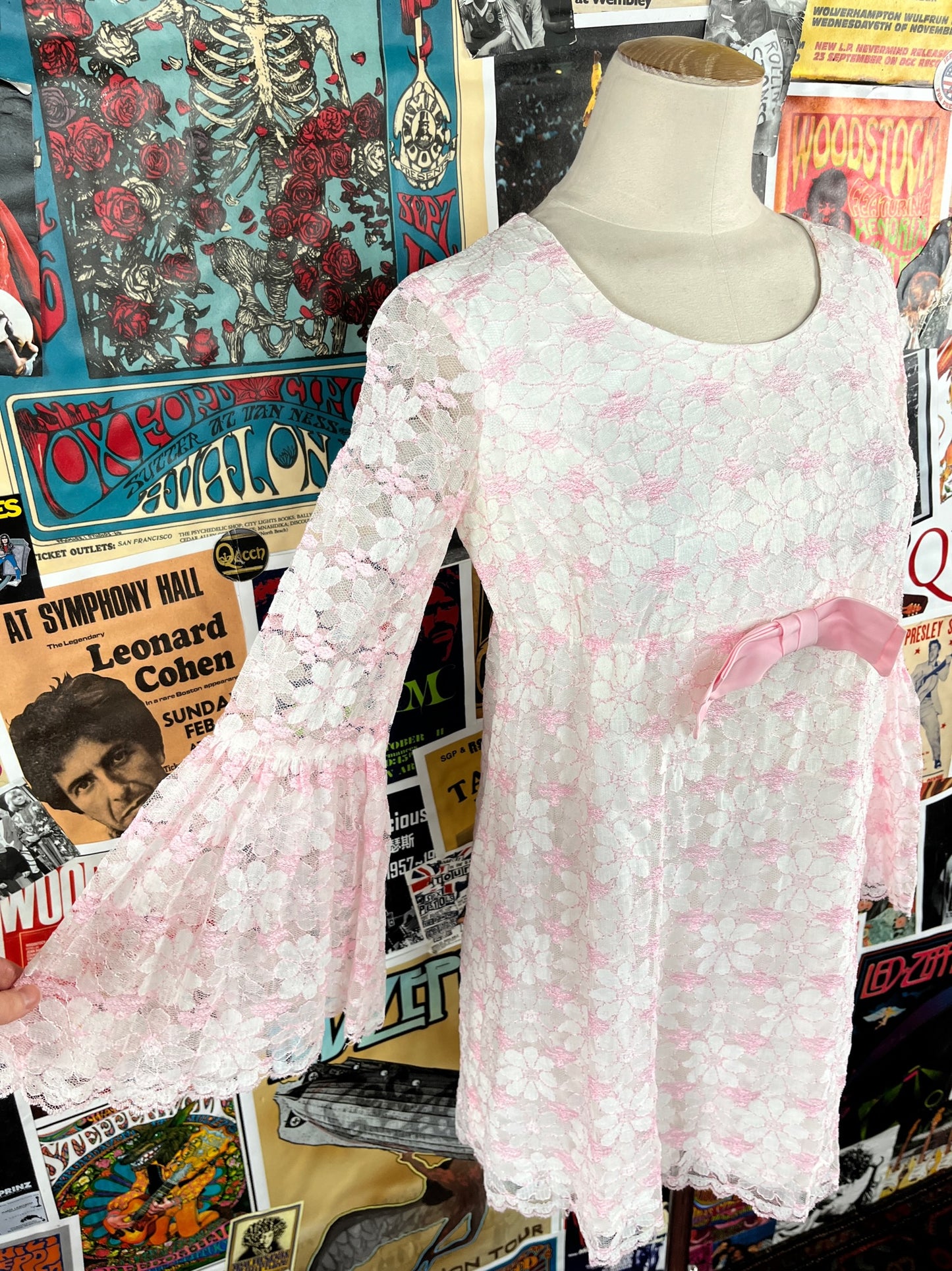 Vintage Women's 60s White Pink Floral Lace Ribbon Bell Sleeve Babydoll Mini Dress XS Retro