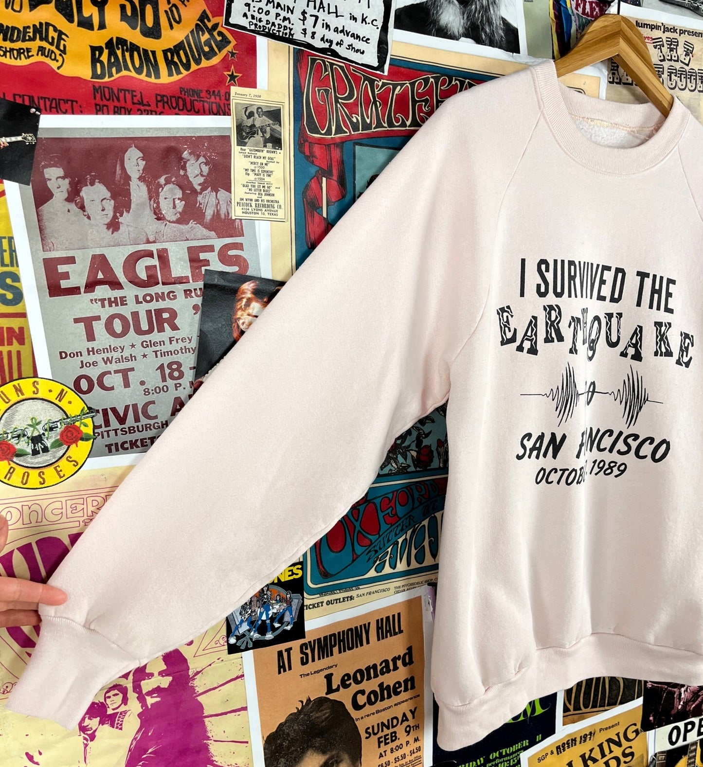 Vintage 80s Pink I Survived the Earthquake San Francisco 1989 California Souvenir Graphic Pullover Crewneck Sweatshirt Adult M/L
