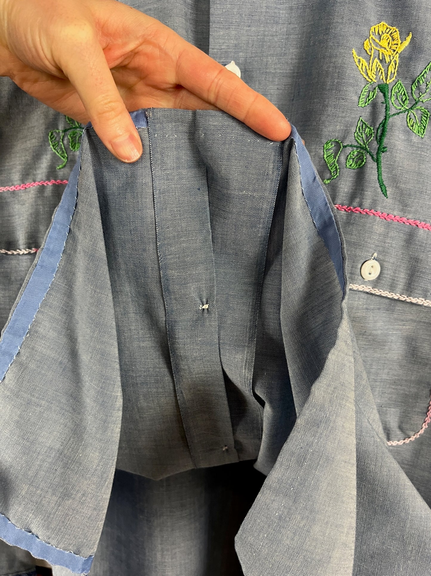 Vintage Men's 70s Blue Floral Roses Embroidered Big Mac Chambray Button Up Shirt Medium