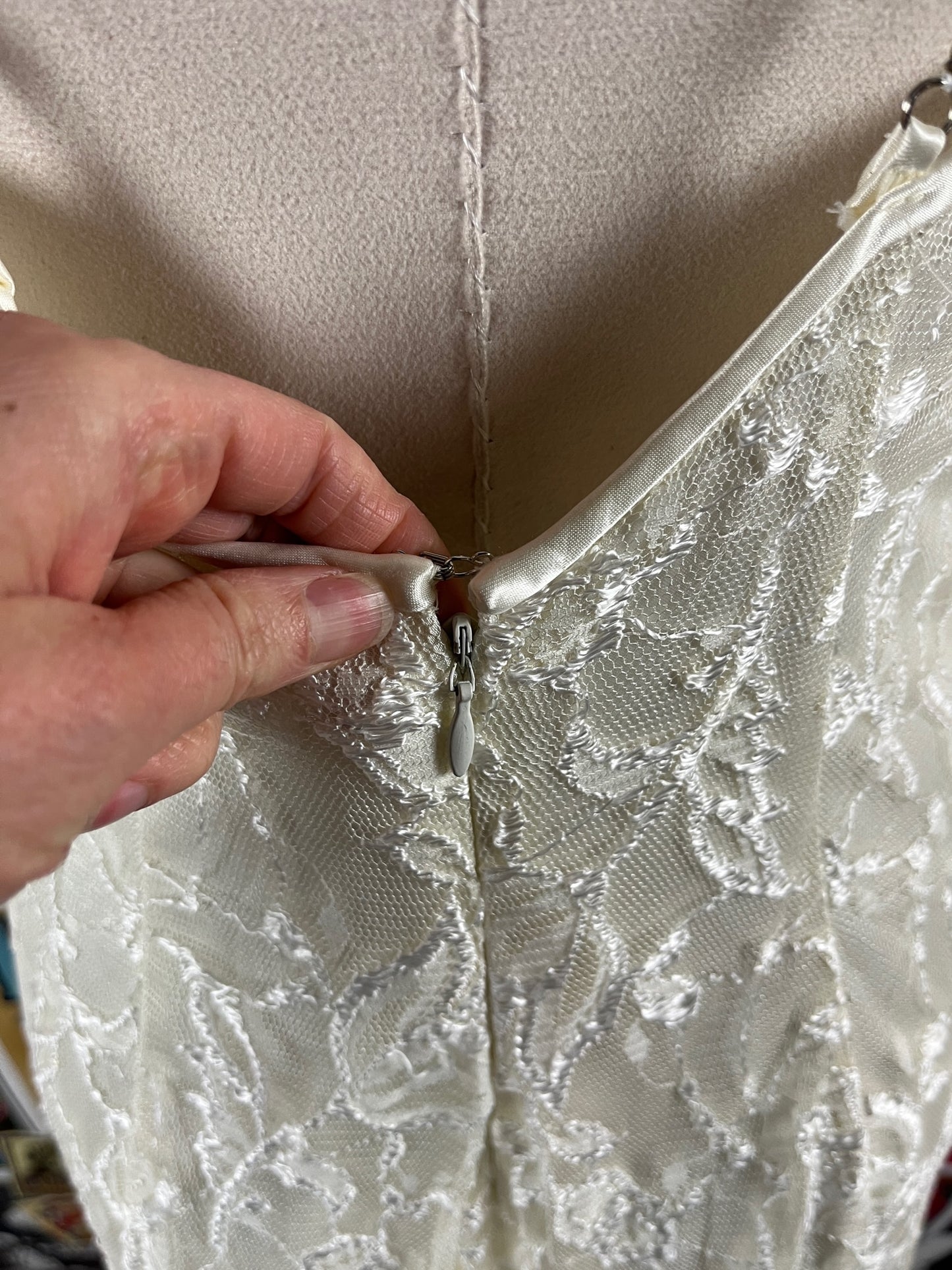 Vintage Womens 90s Ivory White Floral Lace Beaded Strap Sleeveless Backless Boatneck Scott McClintock Wedding Evening Prom Dress XS