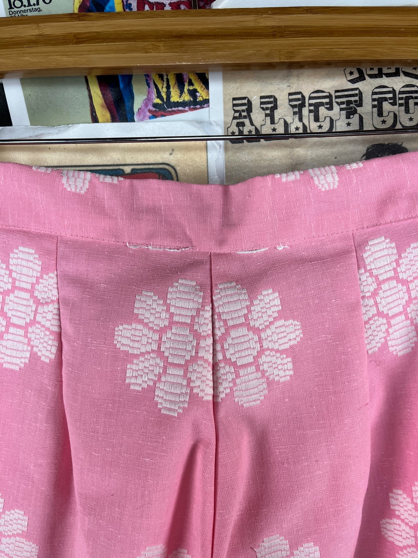 Vintage Women's 60s-70s Mod Pink White Daisy Flower Power Floral Print Wide Leg Trouser Pants 25x31