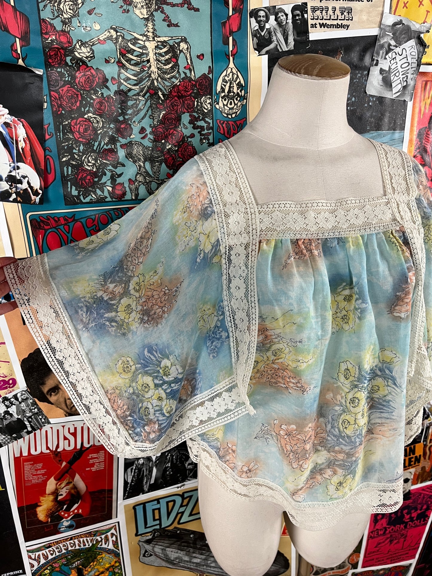 Vintage Women's 70s Blue Floral Lace Trim Square Neck Handkerchief Cape Sleeve Top XS