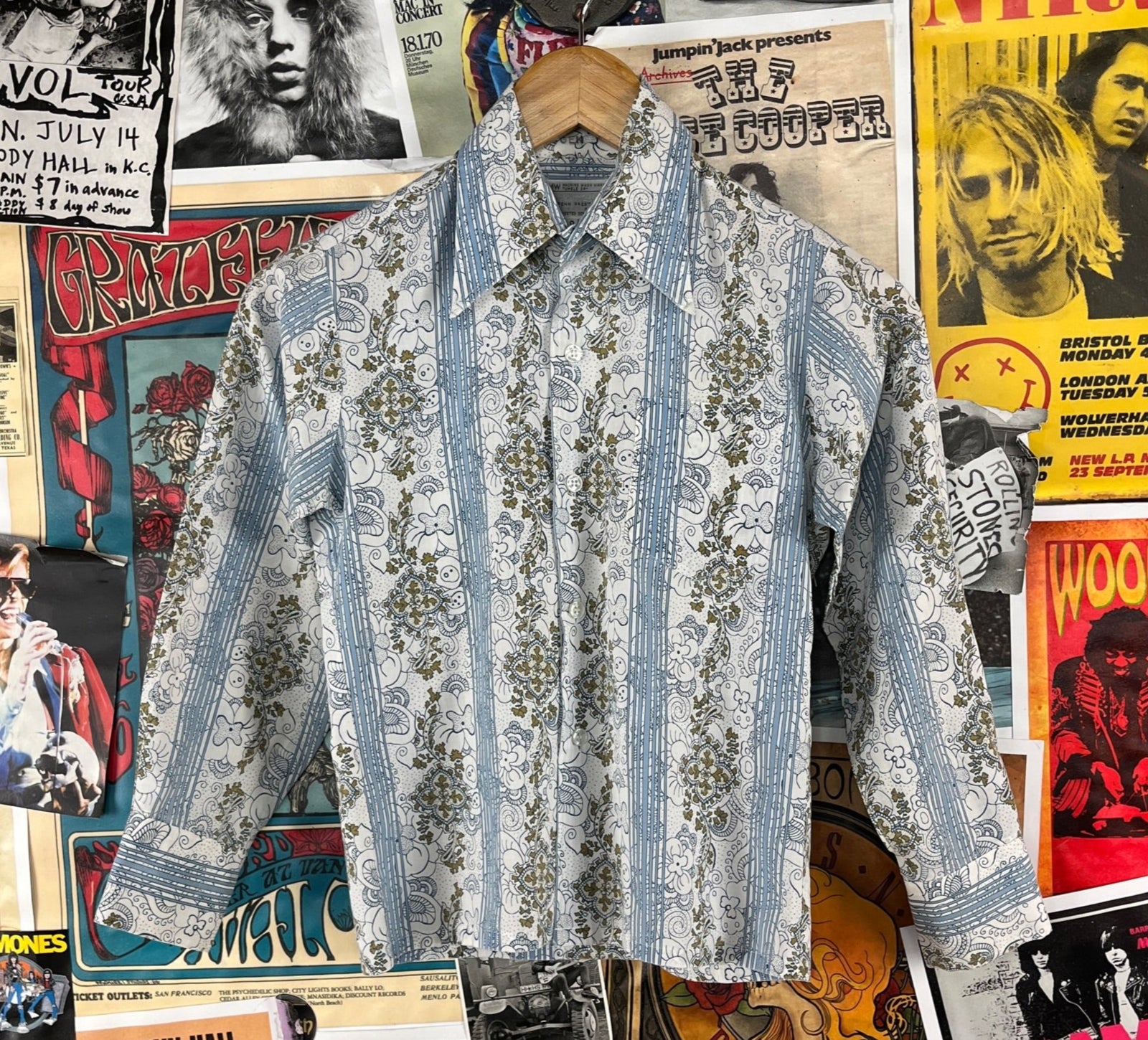 Vintage Kids Boys 1960s-70s Blue Gold White Paisley Striped Print Towncraft Penn Prest Button Up Dress Shirt Size 10 Age 8-9 Vintage Kids Boys 1960s-70s Blue Gold White Paisley Striped Print Towncraft Penn Prest Button Up Dress Shirt Size 10 Age 8-9