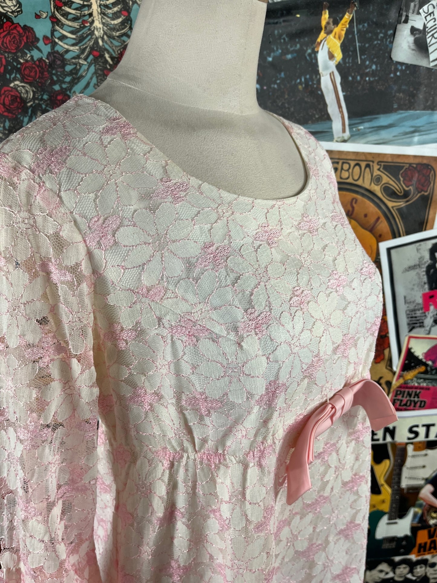 Vintage Women's 60s White Pink Floral Lace Ribbon Bell Sleeve Babydoll Mini Dress XS Retro