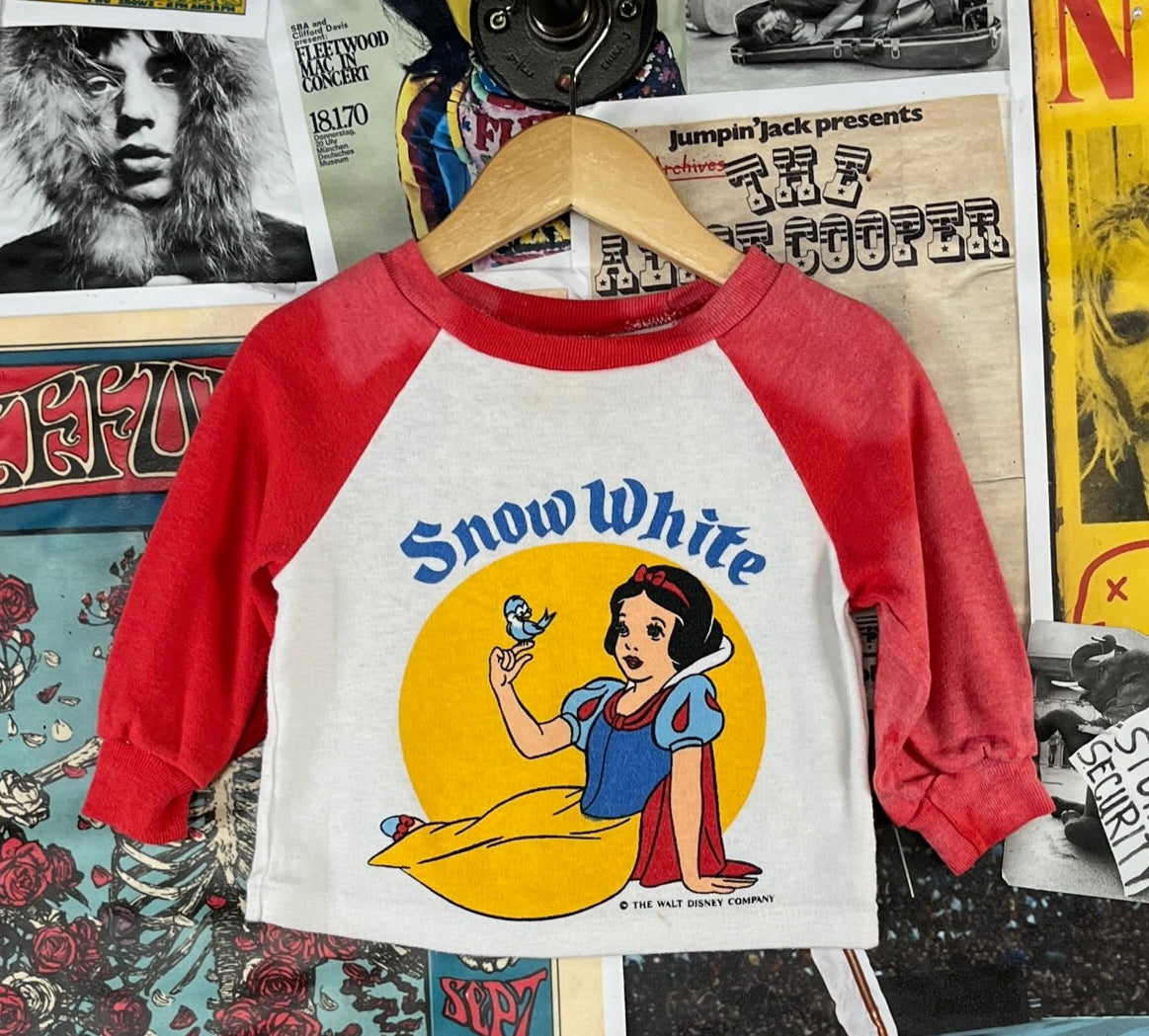 Vintage Toddler Girls Kids 1970s Walt Disney Snow White Cartoon Movie Graphic Raglan Crewneck Baseball Style T-Shirt 2T-3T