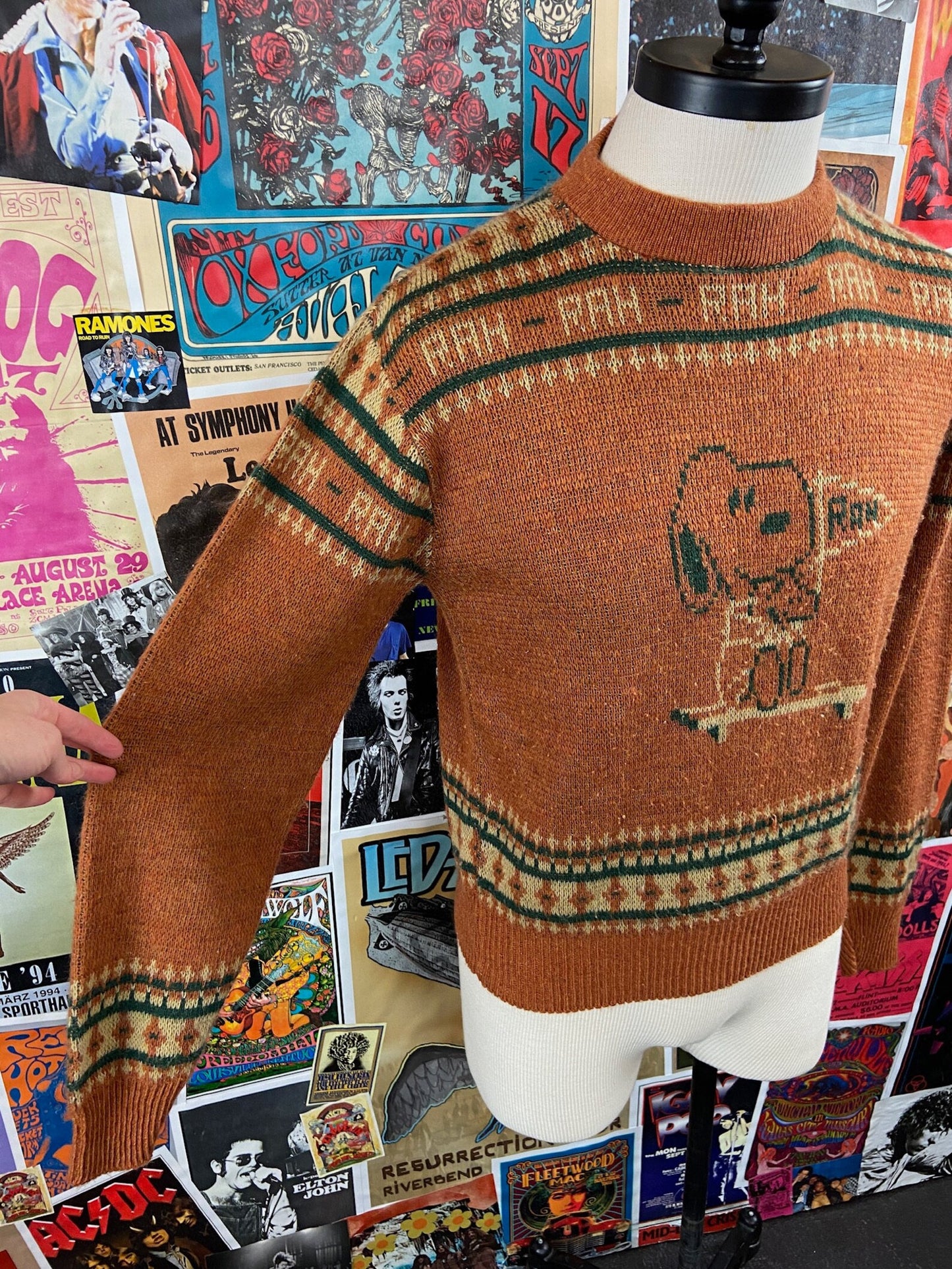 Vintage Mens 70s Snoopy Peanuts Cartoon Rah Rah School Rally Arrow Knit Crewneck Jumper Sweater M/L