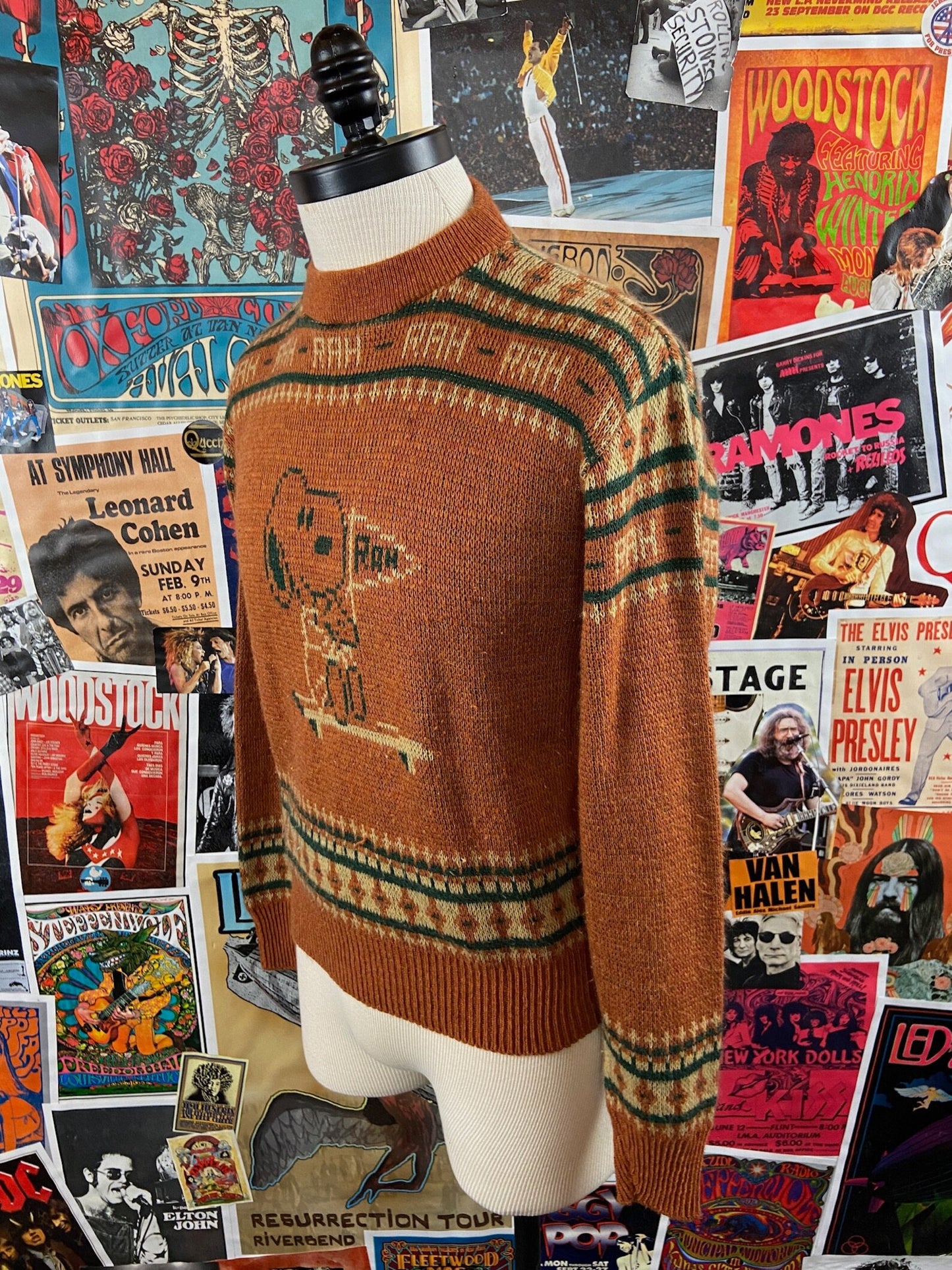 Vintage Mens 70s Snoopy Peanuts Cartoon Rah Rah School Rally Arrow Knit Crewneck Jumper Sweater M/L