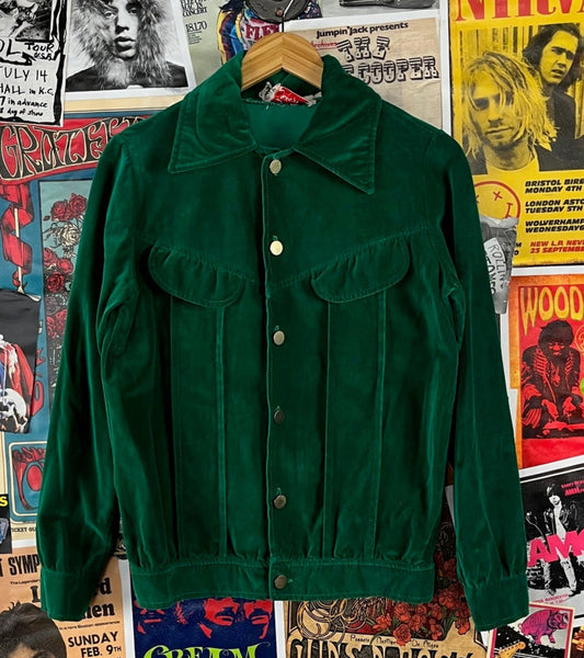 Super cool vintage mens groovy 60s-70s emerald green velvet collared long sleeve shacket shirt jacket by Jack Winter. Features faux chest pocket flaps and buttons up the front. Has several minor flaws including the buttons are scratched, there is a tiny spot on the sleeve, small wear spot on other sleeve, minor seam fraying, and a small spot on the back collar. See images for all flaws. Perfect for Studio 54 disco vibes!