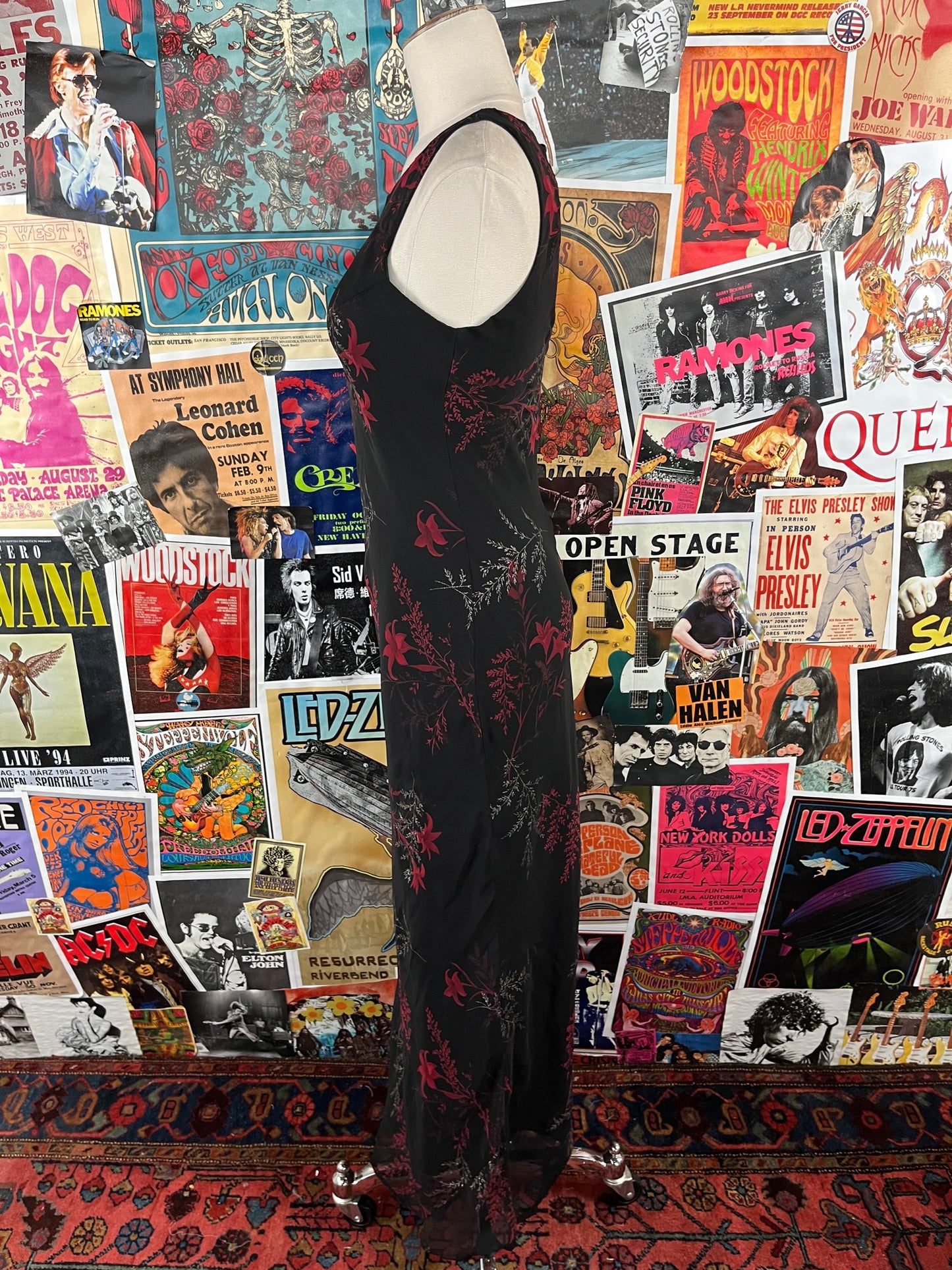 Vintage Women's 90s Black Red Gold Metallic Sparkle Botanical Floral P – Vetted Vintage