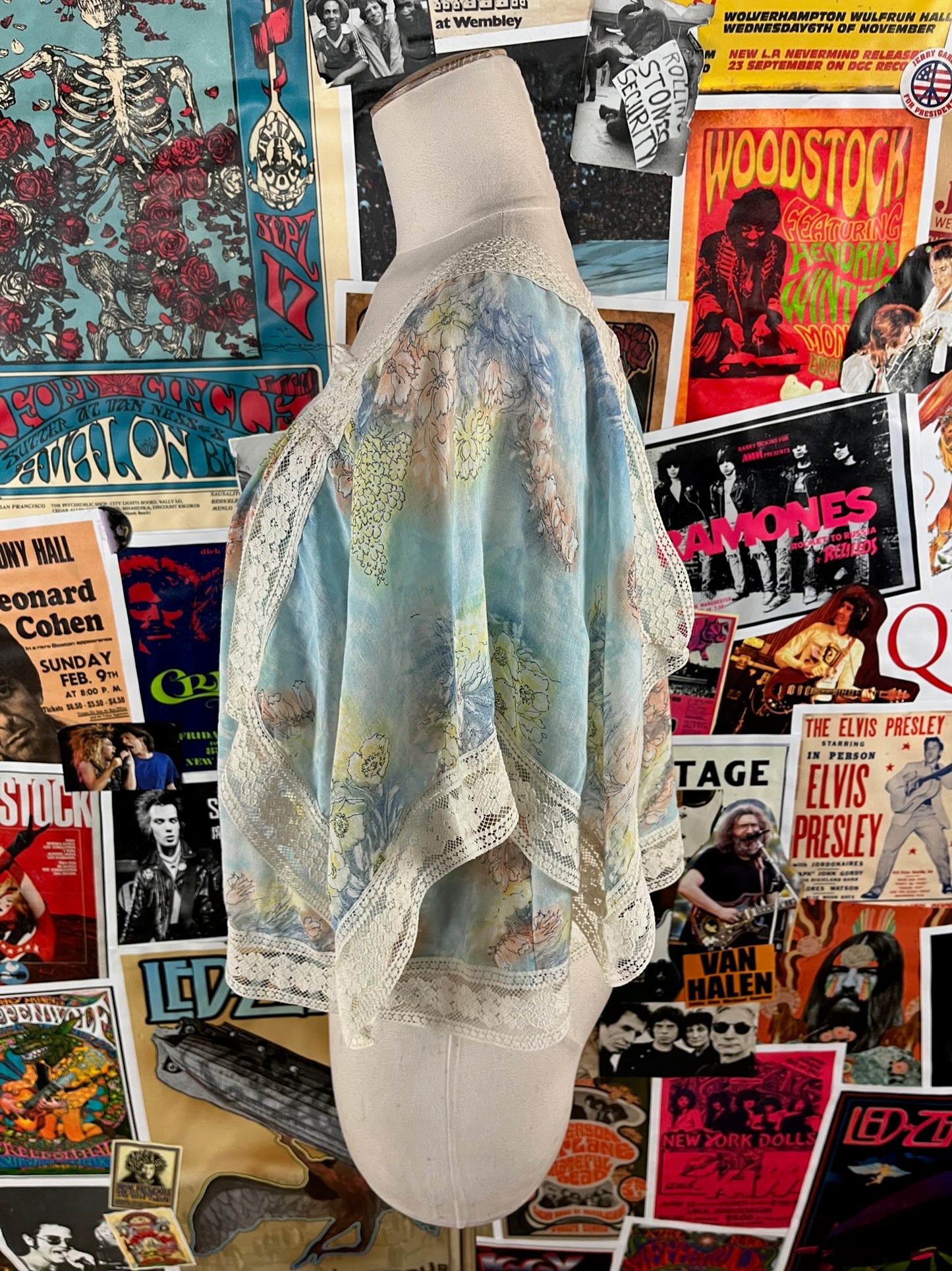 Vintage Women's 70s Blue Floral Lace Trim Square Neck Handkerchief Cape Sleeve Top XS