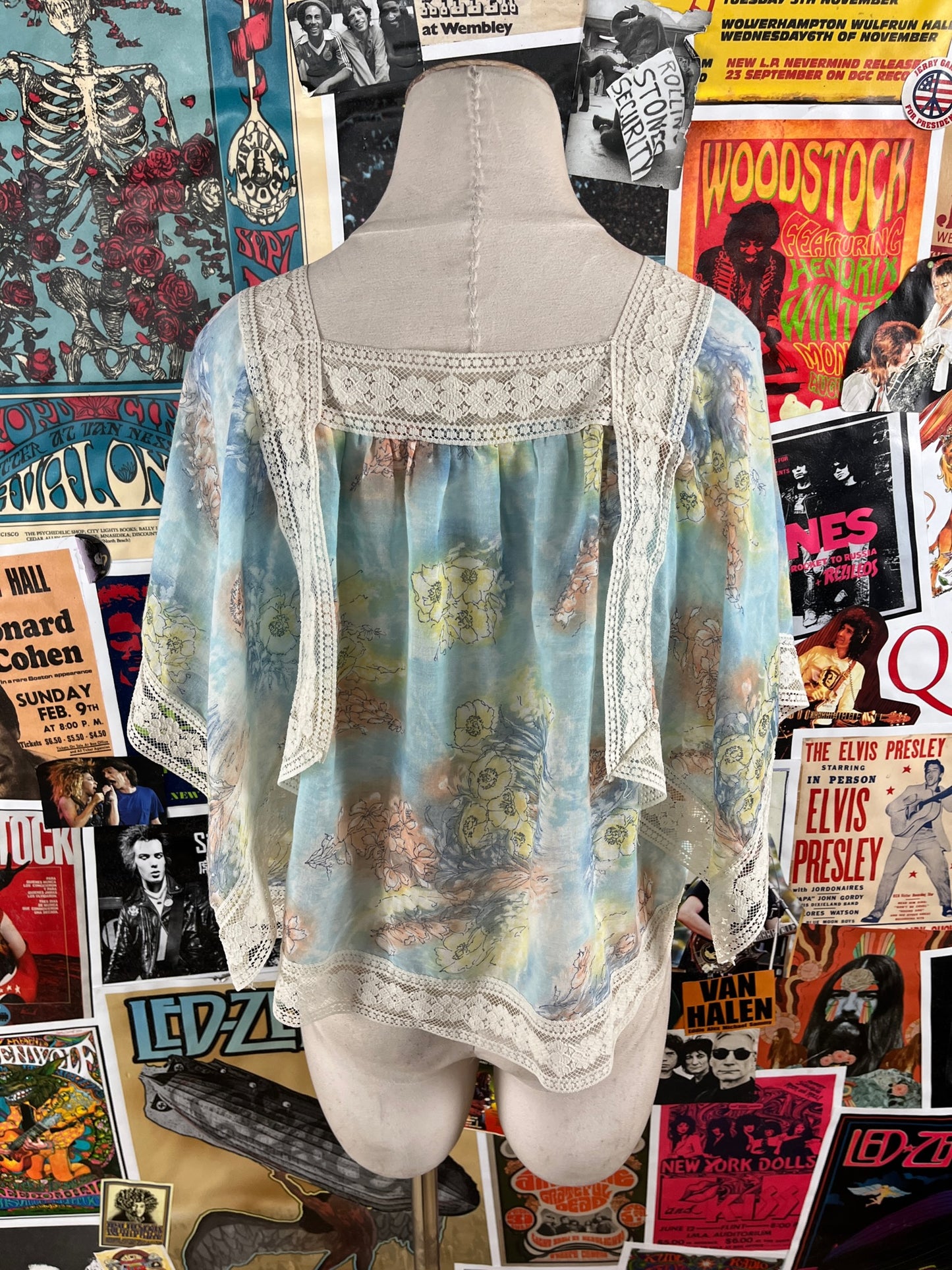 Vintage Women's 70s Blue Floral Lace Trim Square Neck Handkerchief Cape Sleeve Top XS