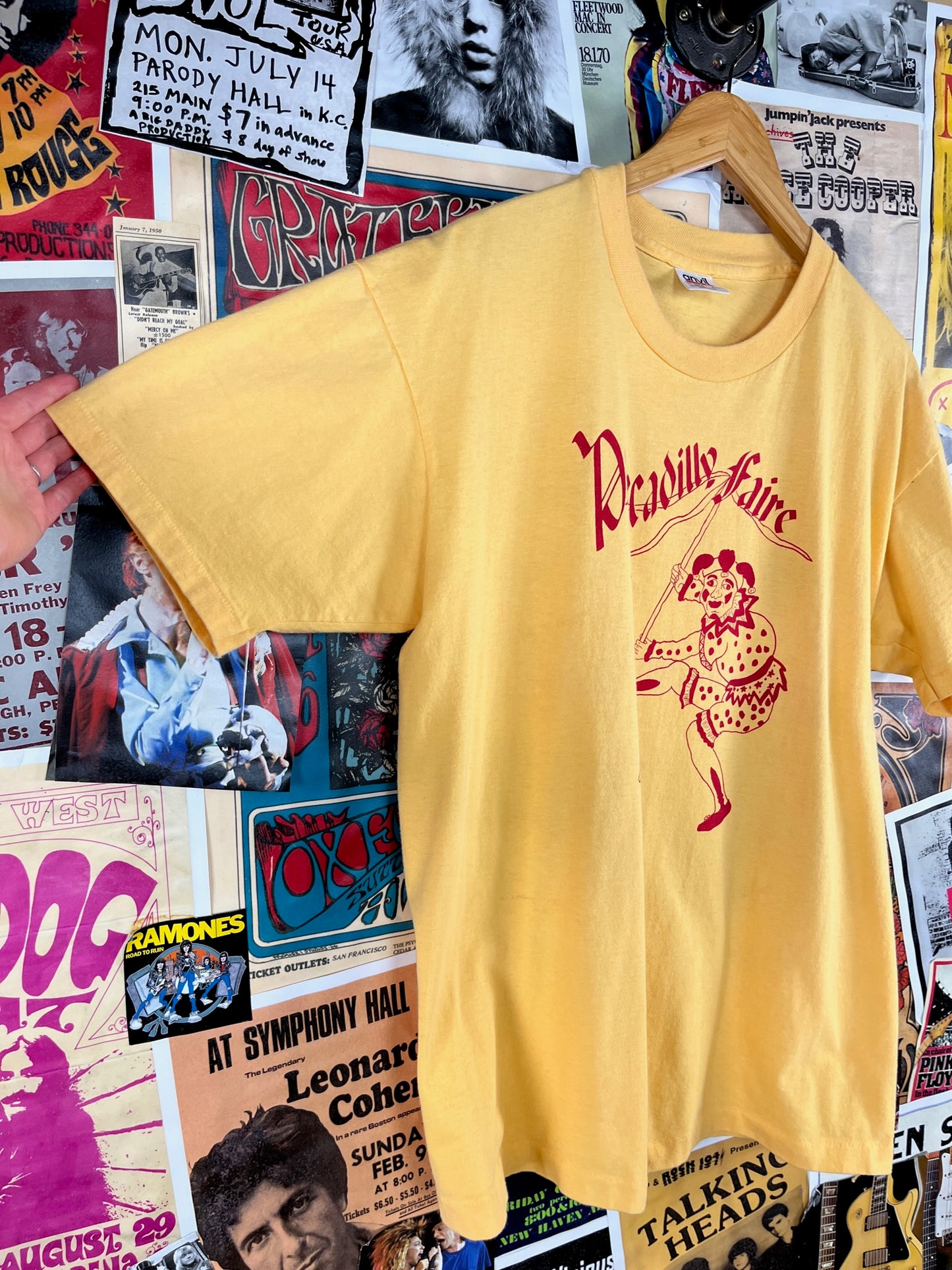 Vintage 90s Yellow Piccadilly Faire Jester Clown Anvil All Cotton Single Stitch USA Graphic Souvenir T-Shirt Mens XL