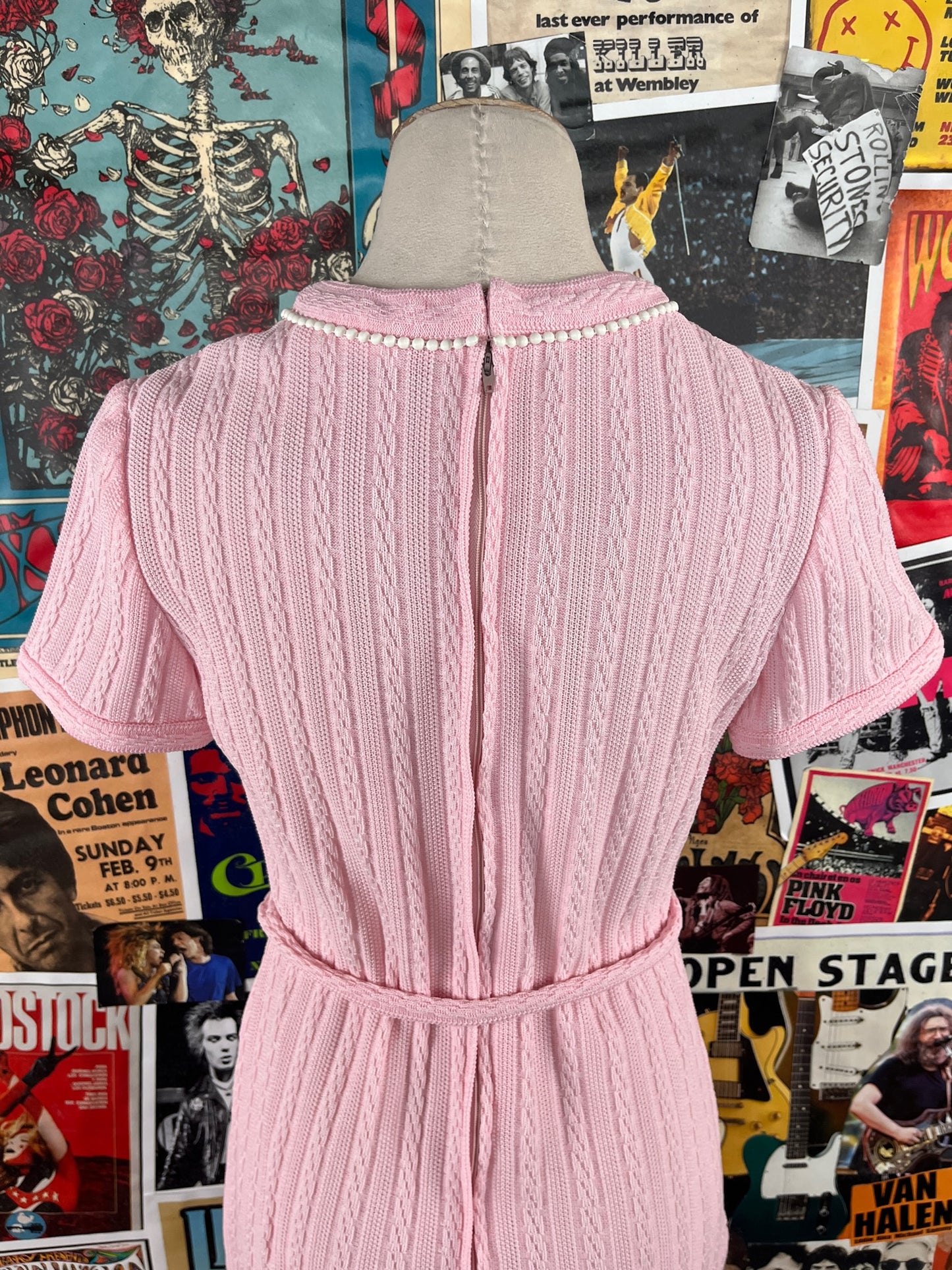 Vintage Women's 60s Pink Knit Leslie Fay Retro Glam Belted Short Sleeve Pearl Beaded Dress XS/S