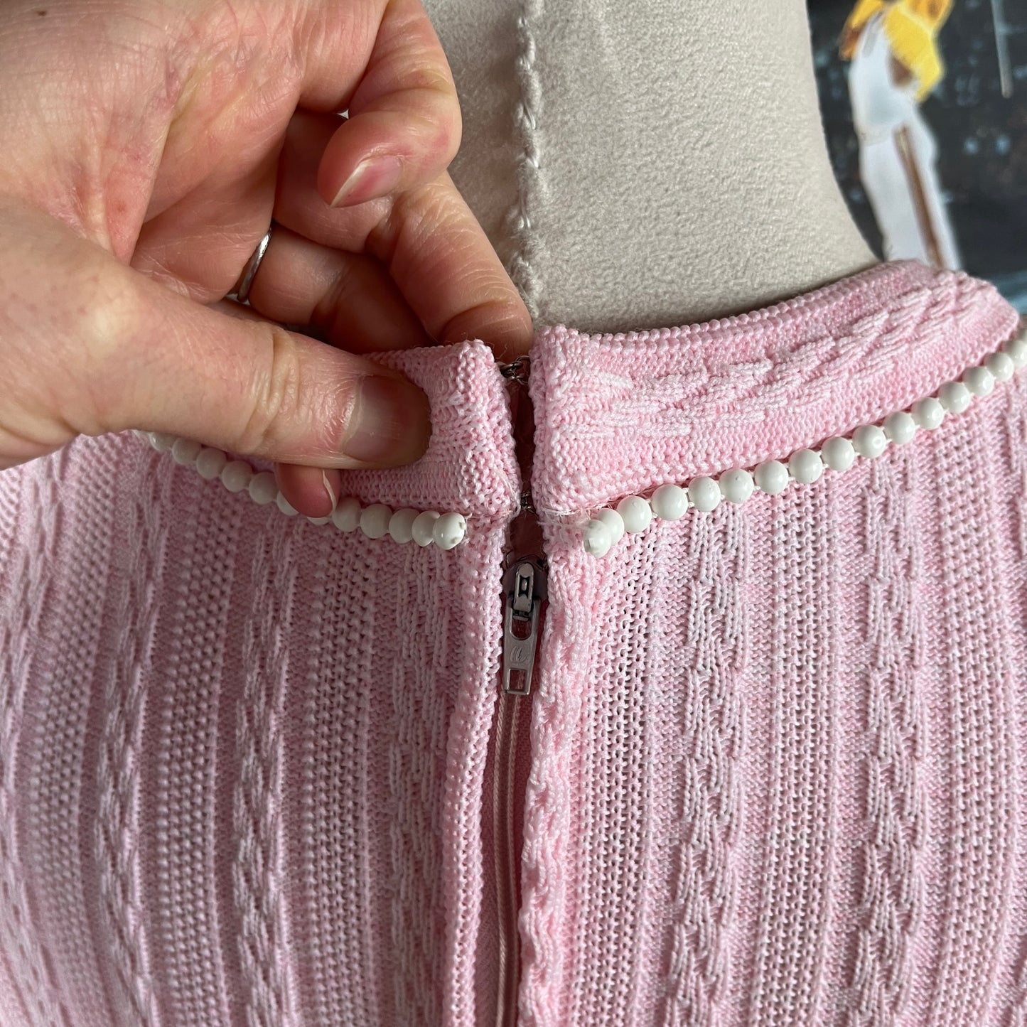 Vintage Women's 60s Pink Knit Leslie Fay Retro Glam Belted Short Sleeve Pearl Beaded Dress XS/S
