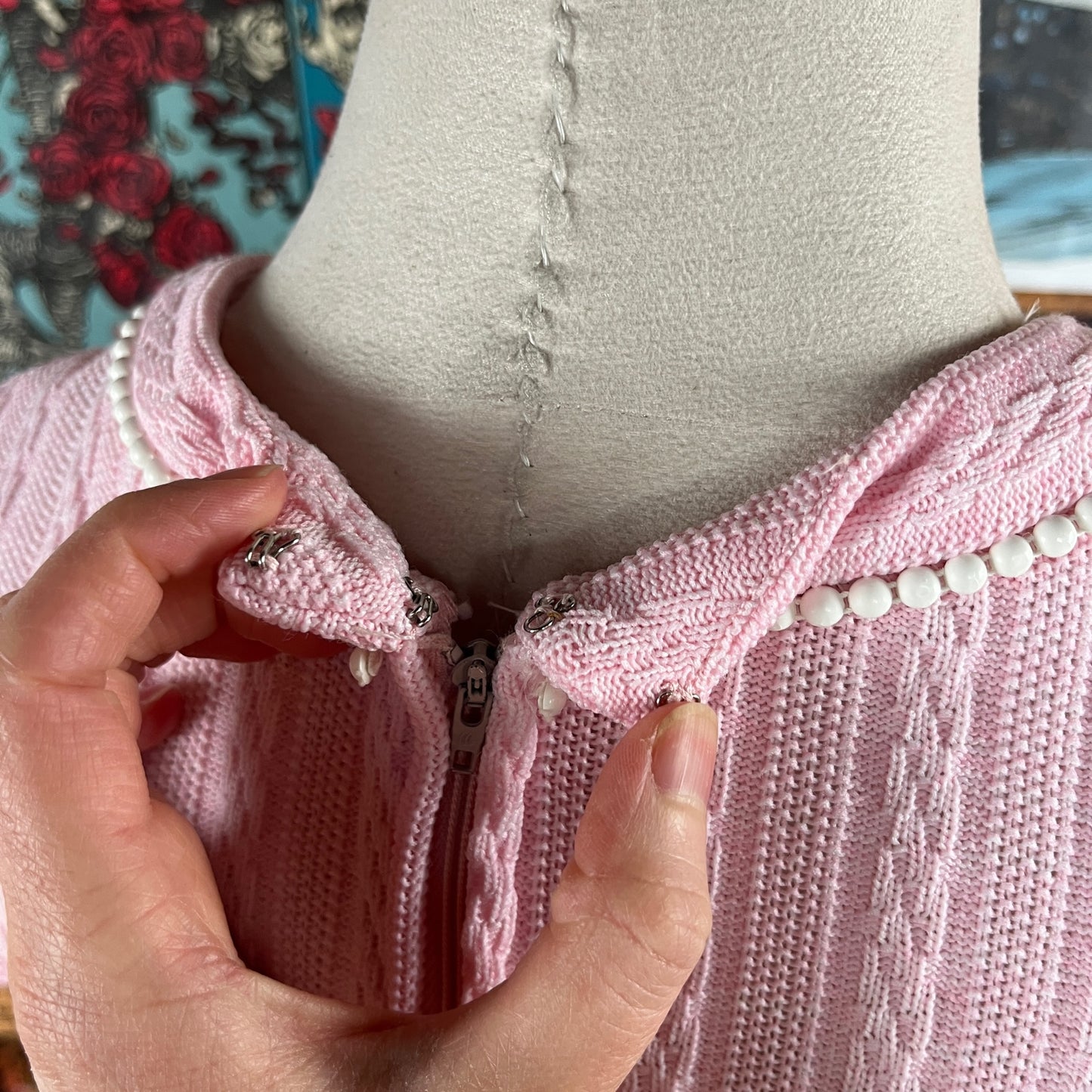 Vintage Women's 60s Pink Knit Leslie Fay Retro Glam Belted Short Sleeve Pearl Beaded Dress XS/S