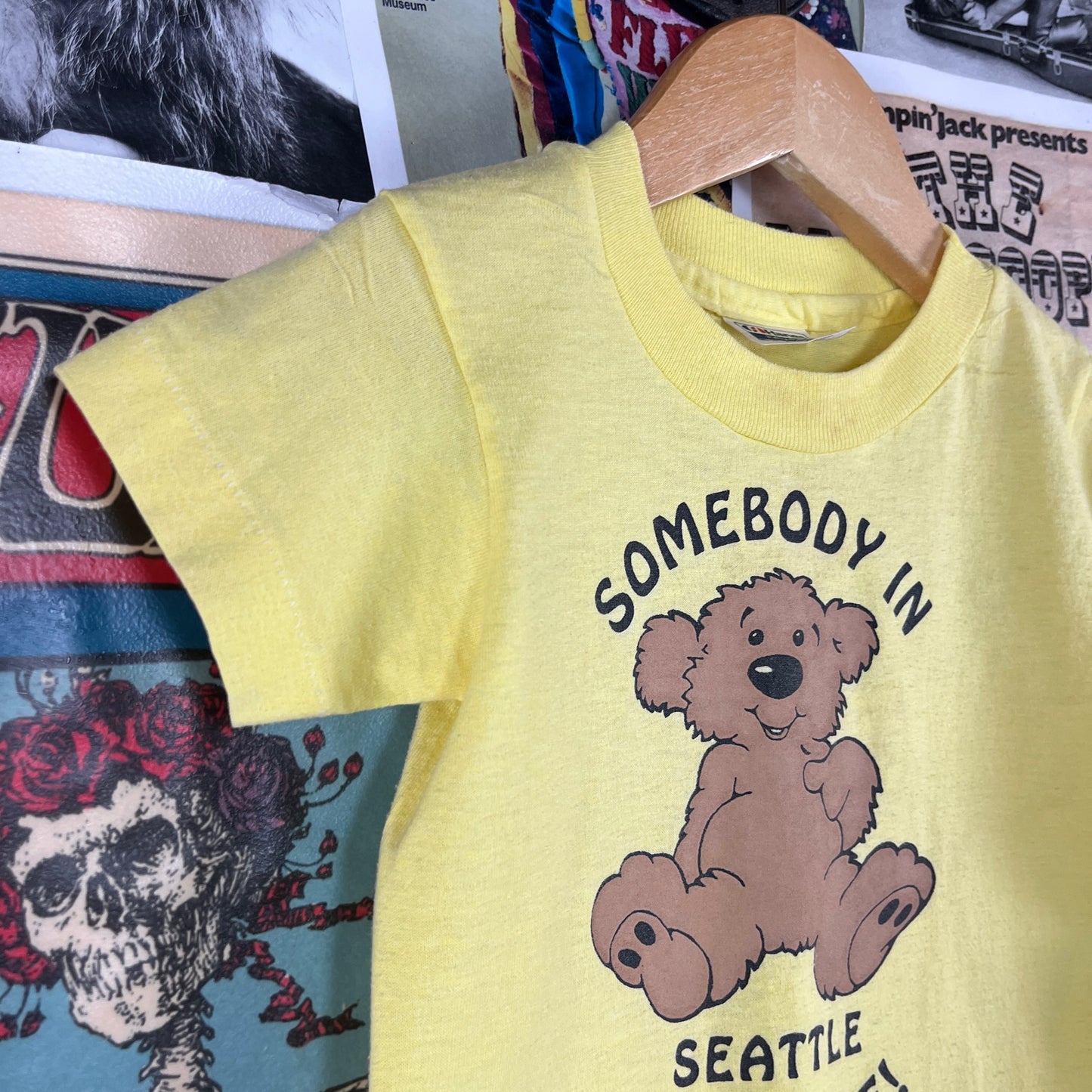 Vintage Toddler Kids 80s Yellow Somebody In Seattle Loves Me Teddy Bear Peaches Washington State Souvenir Graphic T-Shirt 2T