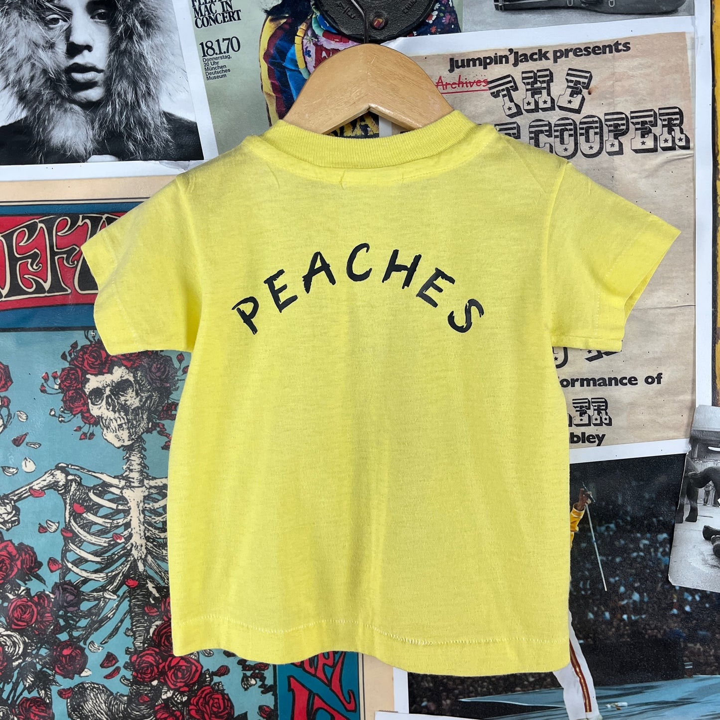 Vintage Toddler Kids 80s Yellow Somebody In Seattle Loves Me Teddy Bear Peaches Washington State Souvenir Graphic T-Shirt 2T