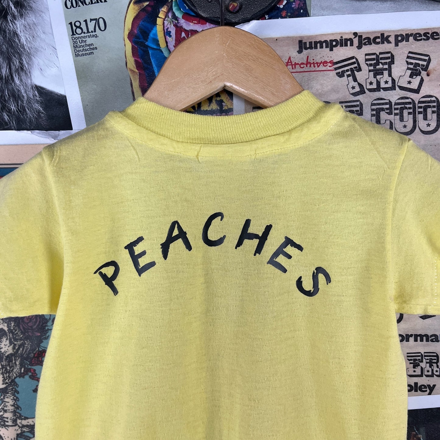 Vintage Toddler Kids 80s Yellow Somebody In Seattle Loves Me Teddy Bear Peaches Washington State Souvenir Graphic T-Shirt 2T