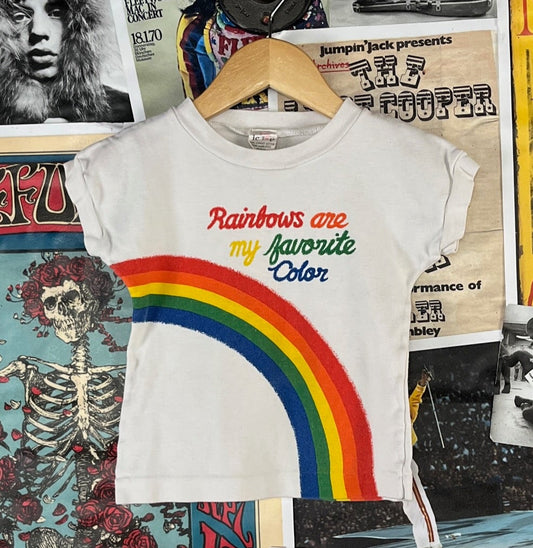 Adorable vintage toddler kids 1970s-80s white Rainbows are my favorite color short cap sleeve graphic crewneck t-shirt with double sided graphic by Le Top. Made in Malaysia of 100% combed cotton. Tagged size 4, but we estimate it to best fit size 3T.