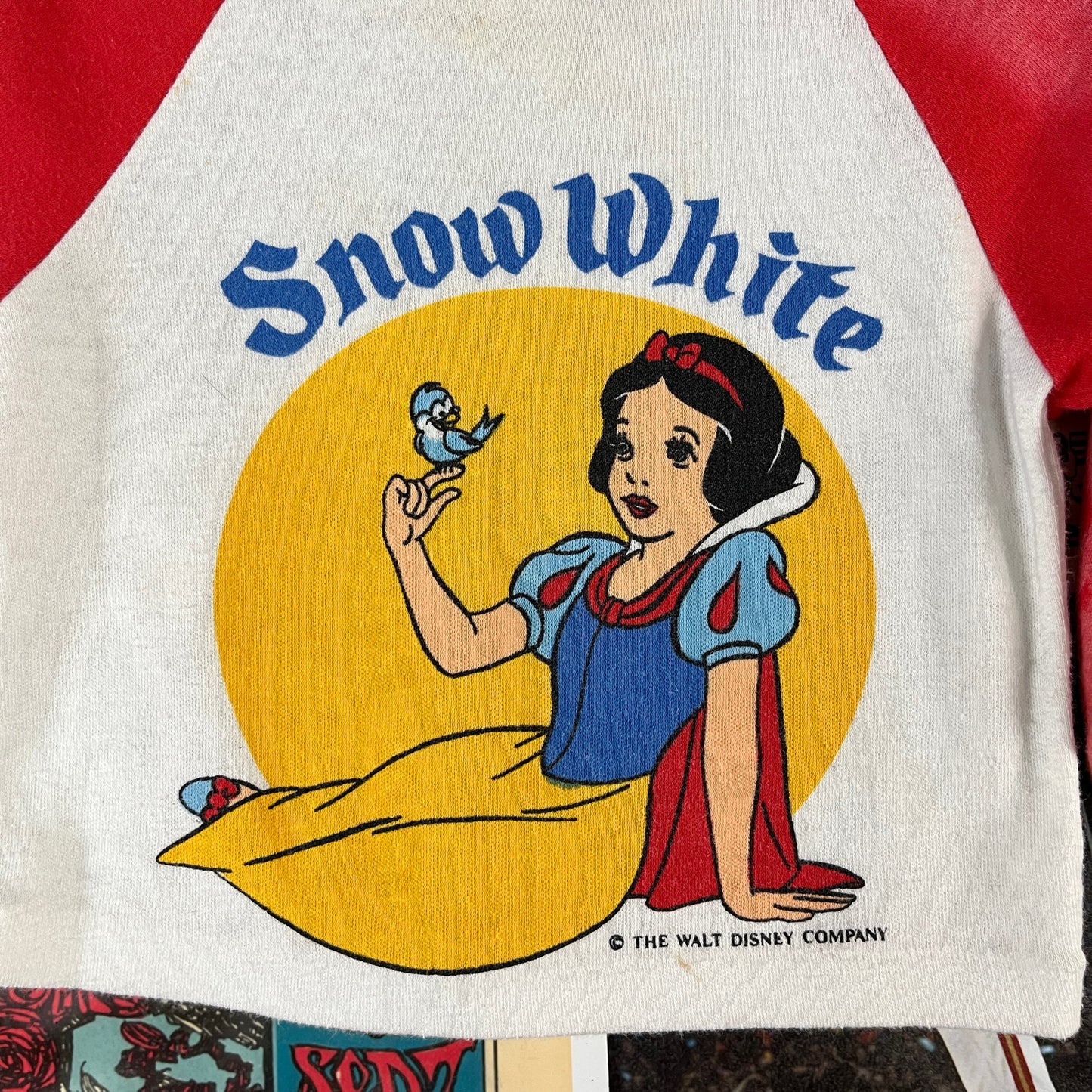 Vintage Toddler Girls Kids 1970s Walt Disney Snow White Cartoon Movie Graphic Raglan Crewneck Baseball Style T-Shirt 2T-3T