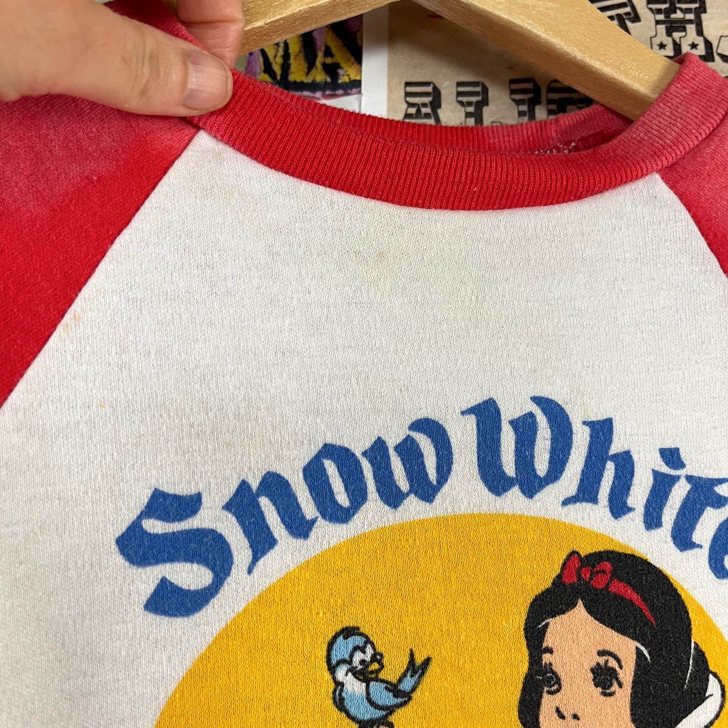 Vintage Toddler Girls Kids 1970s Walt Disney Snow White Cartoon Movie Graphic Raglan Crewneck Baseball Style T-Shirt 2T-3T