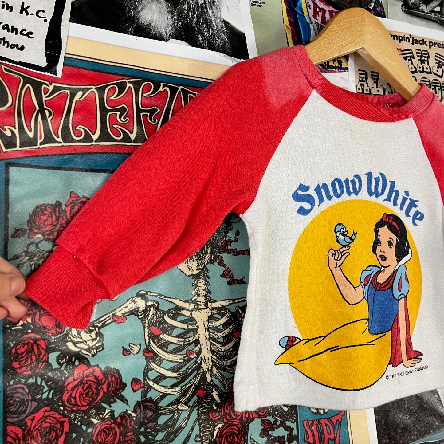 Vintage Toddler Girls Kids 1970s Walt Disney Snow White Cartoon Movie Graphic Raglan Crewneck Baseball Style T-Shirt 2T-3T