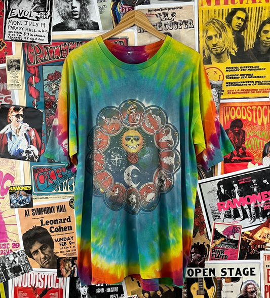 Awesome vintage 80s short sleeve single stitch Grateful Dead tie dye graphic band t-shirt featuring the sun, roses, moon and skeleton astrology zodiac signs artwork designed by artist Jerry Jaspar. Copyright 1987. Has some fading, but is in otherwise good, pre-owned condition. Great gift for you deadhead fans! There is no tag size. Based on measurements, we estimate it to fit an adult x-large. Please check measurements for accurate sizing.